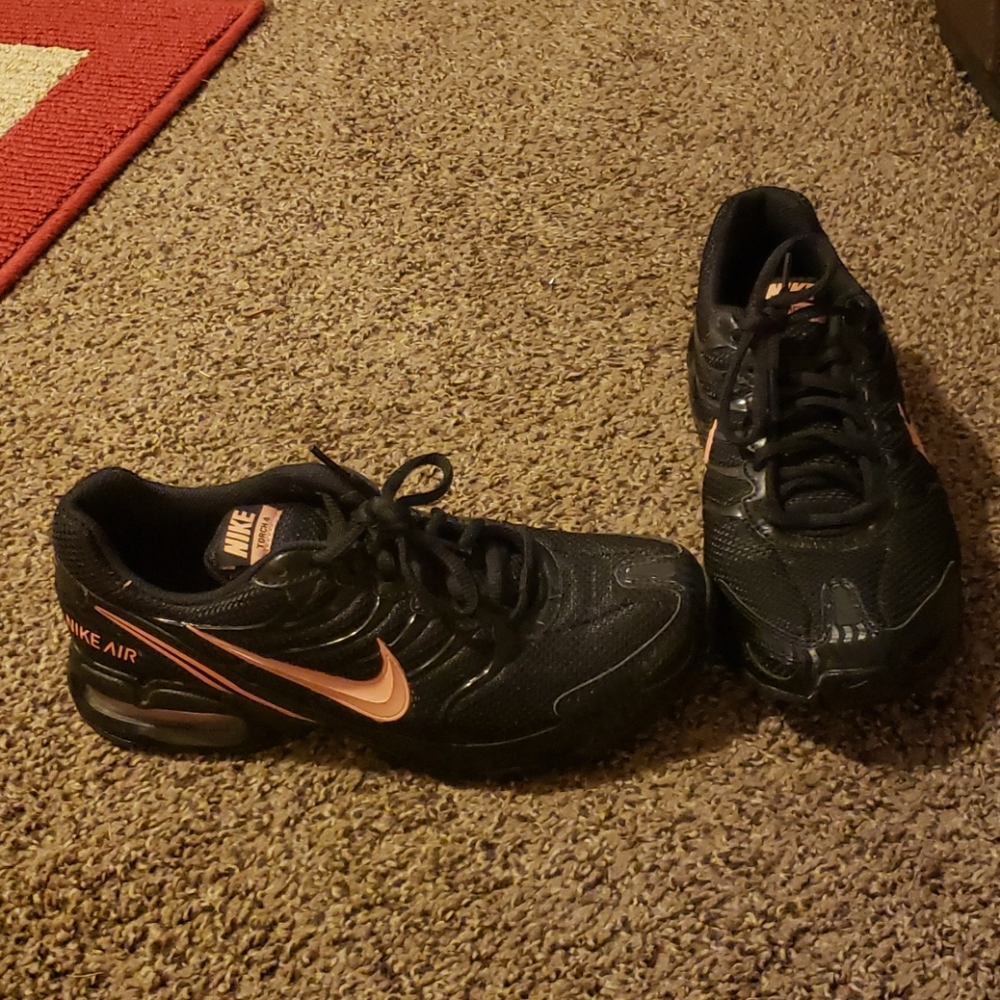 Nike does gold and black size 8